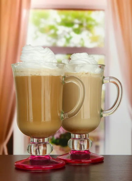 Hoş kokulu kahve latte gözlük CUPS ile kafede masada vanilya pods — Stok fotoğraf