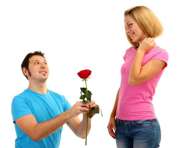 Любящий мужчина дарит женщине розу, изолированную на белом — стоковое фото