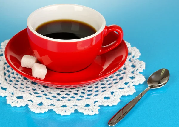 Uma xícara vermelha de café forte no fundo azul — Fotografia de Stock