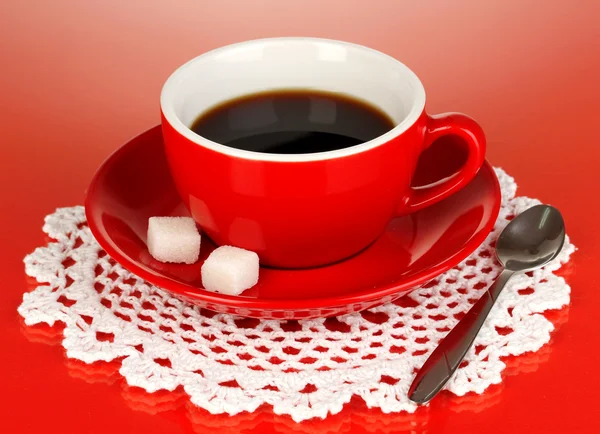 Červený šálek silné kávy na červeném pozadí — Stock fotografie
