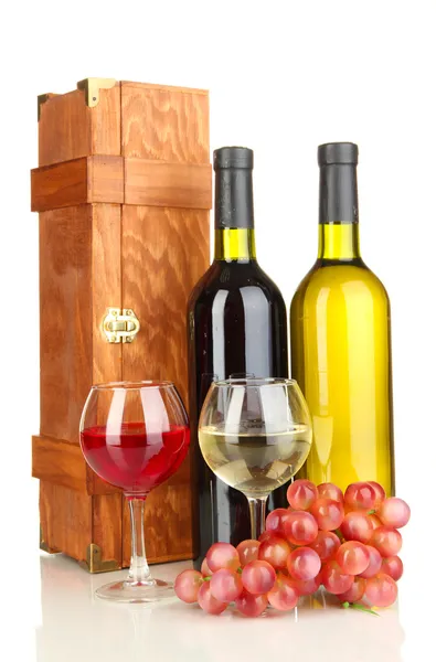 Dřevěné pouzdro s lahví vína, izolované na bílém — Stock fotografie