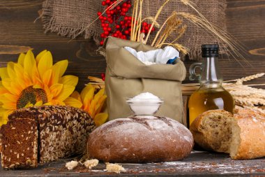 Çavdar ekmeği ahşap zemin üzerinde ahşap masa üzerinde farklı türleri