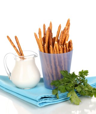 lezzetli kızarmış sopa üzerinde beyaz izole mor plastik kap içinde