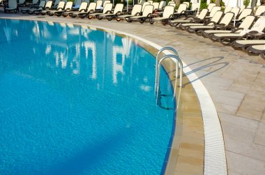 Güneşli yansımalı otel yüzme havuzu