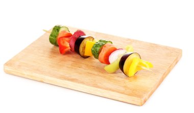 ahşap çekme üzerine beyaz izole dilimlenmiş sebze