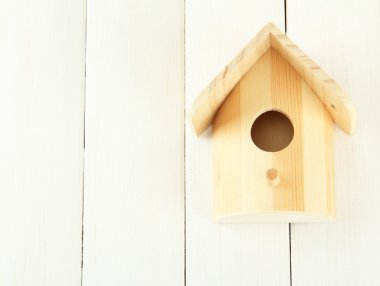 ahşap zemin üzerinde yuva kutusu