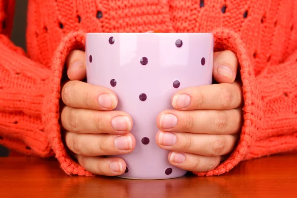 Hands holding mug of hot drink close-up — Stock Photo, Image