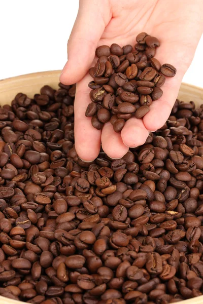 Кофейные зерна в руке крупным планом — стоковое фото