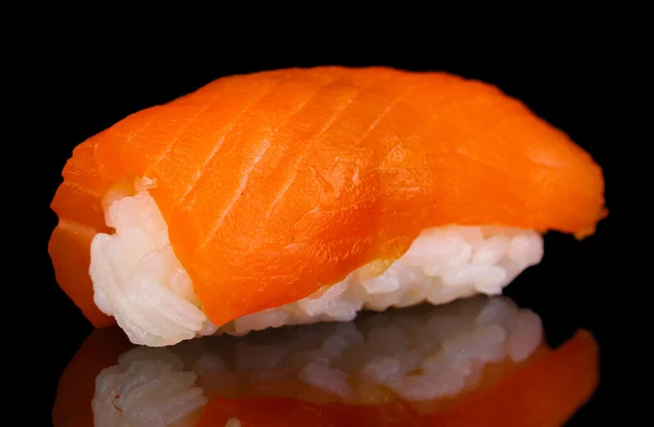 Utsökt sushi isolerade på svart — Stockfoto