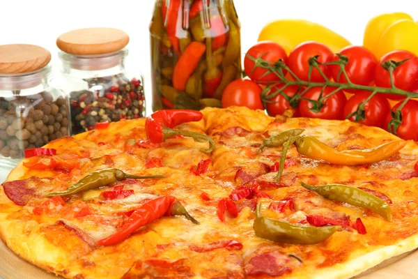 Pizza de pepperoni saborosa com legumes no close-up de madeira da placa — Fotografia de Stock