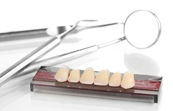 Prótesis dentales con herramientas dentales aisladas en blanco — Foto de Stock