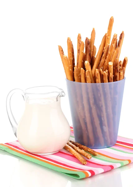 Bâtons croustillants savoureux dans une tasse en plastique violet isolé sur blanc — Photo