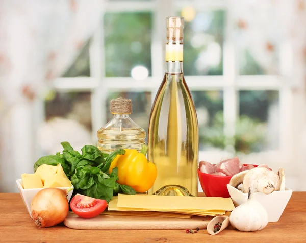 Lasagne ingredienser på ljus bakgrund — Stockfoto