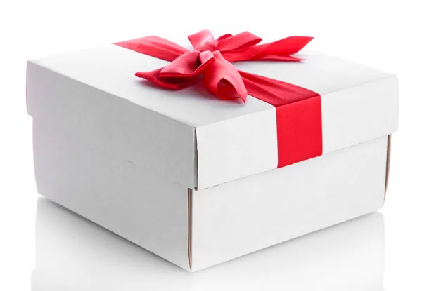 Ajándék doboz elszigetelt fehér piros szalaggal — Stock Fotó