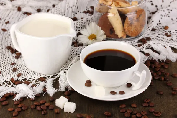 Una tazza di caffè forte e crema dolce sul tavolo di legno primo piano — Foto Stock