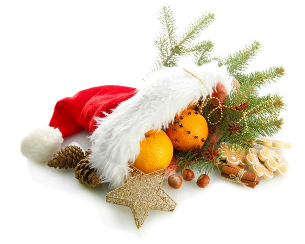 Composición navideña con naranjas y abeto en sombrero de Santa Claus, aislado en blanco —  Fotos de Stock