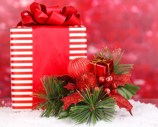 Weihnachtsdekoration auf rotem Hintergrund — Stockfoto