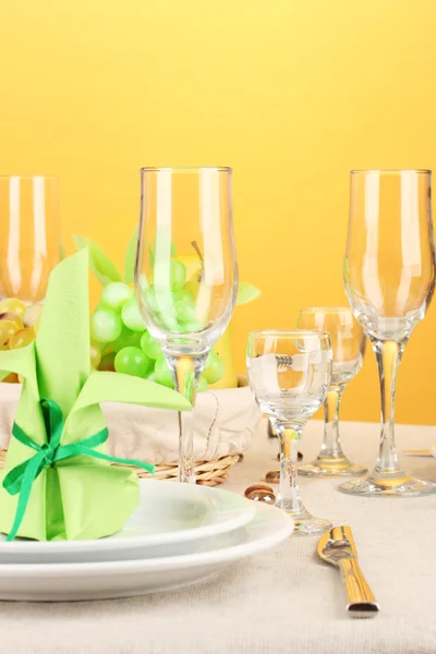 Table setting in green and yellow tones on color background — Stock Photo, Image