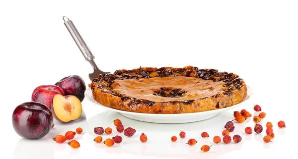 Вкусный пирог на тарелке со сливами, изолированными на белом — стоковое фото