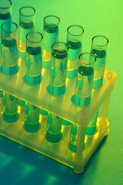 Test-buizen met vloeistof op blauwe achtergrond — Stockfoto