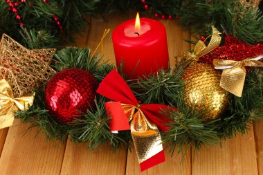mum ve ahşap zemin üzerinde kırmızı ve altın renkli süslemeleri Noel kompozisyonu