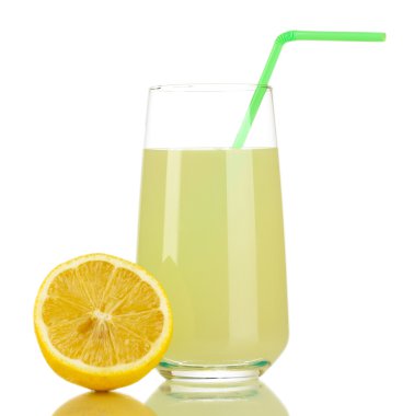 lezzetli limon suyu cam ve yanında beyaz izole limon