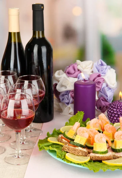 Canapes and wine in restaurant — Stock Photo, Image