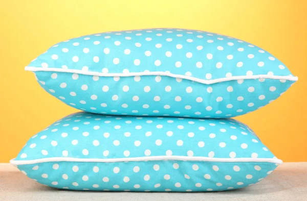 Niebieski jasny poduszki na pomarańczowym tle — Zdjęcie stockowe