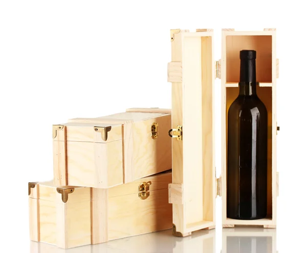 Ahşap kutusunda, üzerinde beyaz izole şarap şişesi — Stok fotoğraf