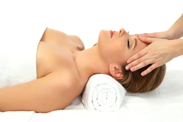 Ritratto di bella donna che fa un massaggio alla testa, isolata su bianco — Foto Stock