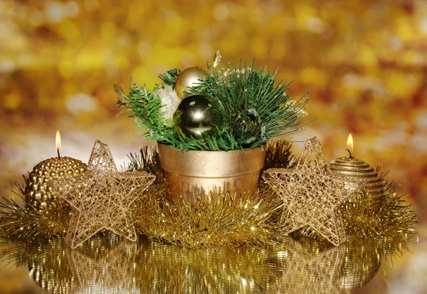Weihnachtskomposition mit Kerzen und Dekorationen in Goldfarbe auf hellem Hintergrund — Stockfoto