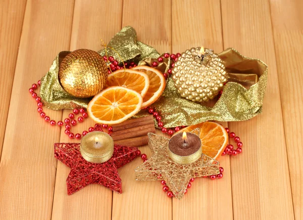 Kerstmis samenstelling met kaarsen en decoraties op houten achtergrond — Stockfoto