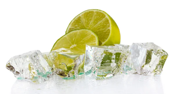 Eiswürfel mit Limette isoliert auf weiß — Stockfoto