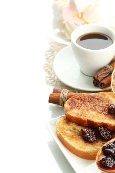 Wit brood toast met jam en kopje koffie, geïsoleerd op wit — Stockfoto