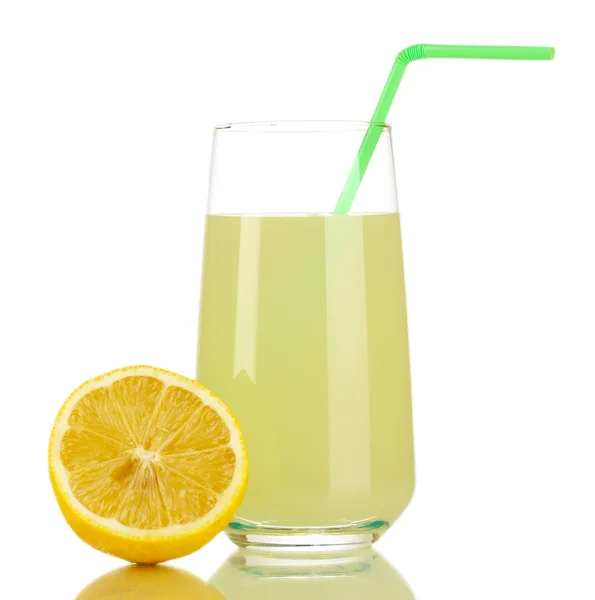 Sumo de limão delicioso em vidro e limão ao lado isolado em branco — Fotografia de Stock