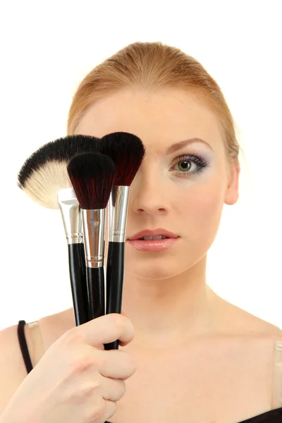 Porträt einer schönen Frau mit Make-up-Pinseln, isoliert auf Weiß — Stockfoto