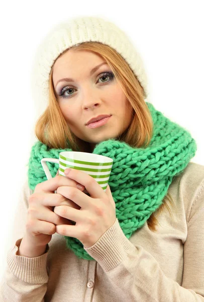 Attraente giovane donna in possesso di tazza con bevanda calda, isolato su bianco — Foto Stock