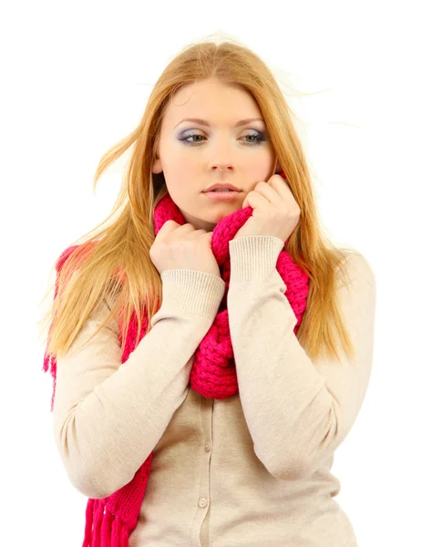 Jovem mulher bonita vestindo roupas de inverno no vento frio, isolado no branco — Fotografia de Stock