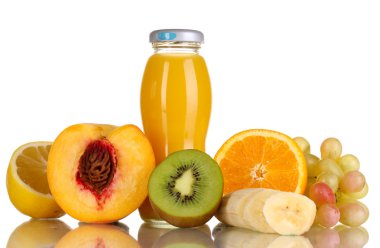 bir şişe ve yanında beyaz izole meyve lezzetli multifruit suyu