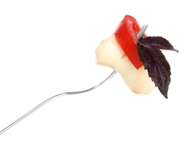 domates üzerinde beyaz izole çatal ile lezzetli Mozzarella peyniri