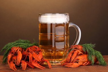 lezzetli haşlanmış crayfishes ve bira kahverengi zemin üzerinde tablo
