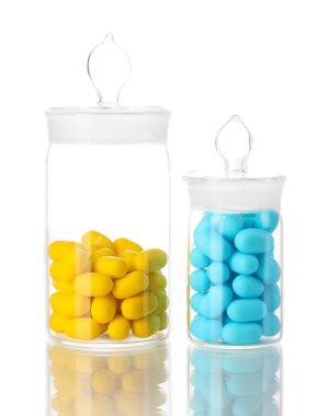 üzerinde beyaz izole pills şeffaf şişe