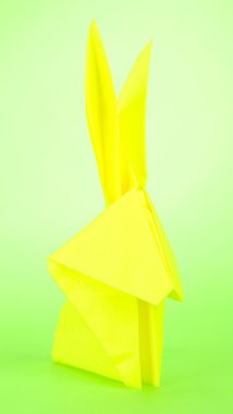 Origami tavşan yeşil arka plan üzerinde