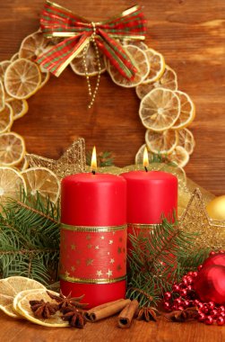 iki şamdan ve ahşap zemin üzerinde Noel süsleri