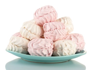 Marshmallow üzerine beyaz izole renkli plaka üzerinde