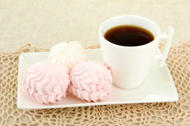 açık renkli plaka üzerinde Marshmallows