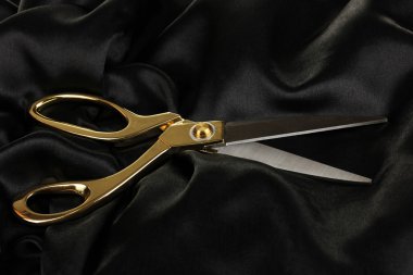 siyah kumaş üzerine metal makas
