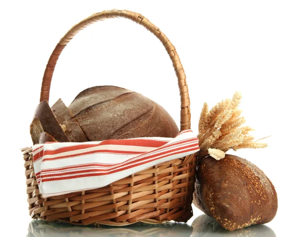 Sabrosos panes de centeno con orejas en cesta, aislados en blanco —  Fotos de Stock