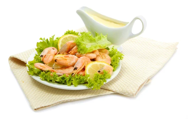 Boiled shrimps with lemon and lettuce leaves on plate and sauce, isolated on white — Stock Photo, Image