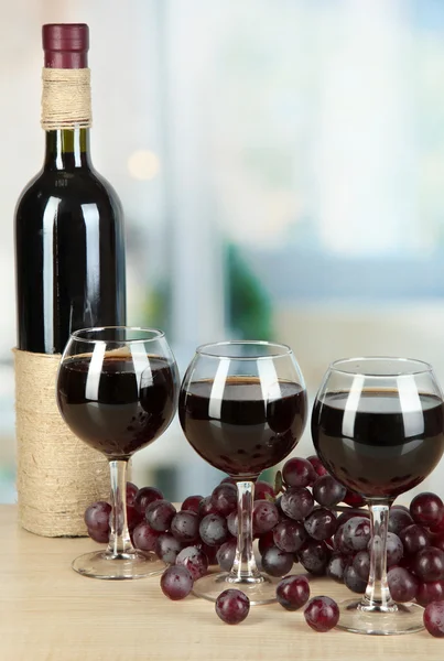 Červené víno ve skle na pozadí místnosti — Stock fotografie